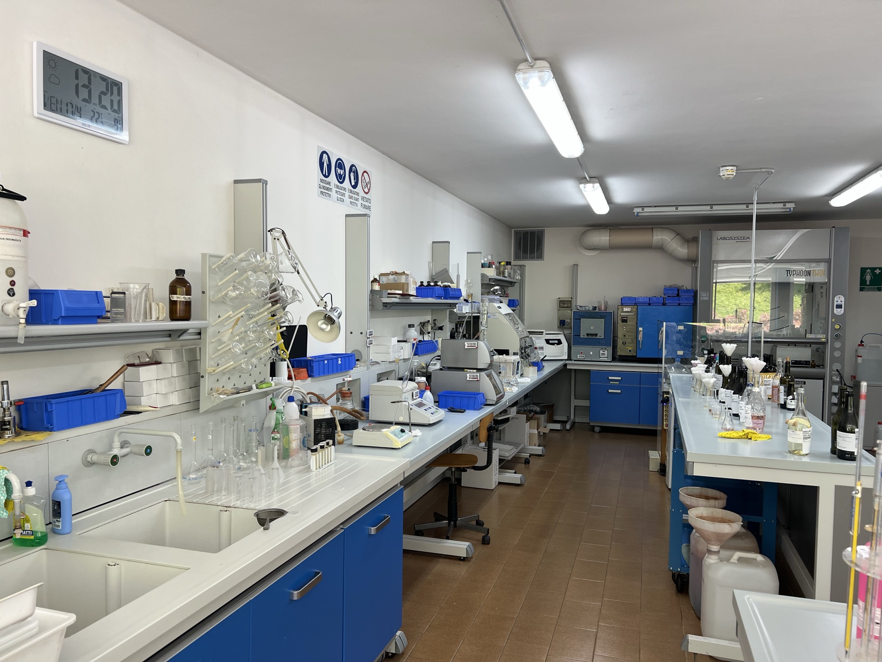 Banco di laboratorio con muffola e strumentazione analitica